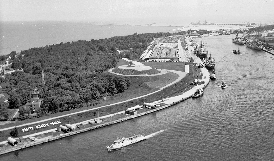 Widok na Westerplatte, Pomnik Obrońców Wybrzeża i kanał portowy, 1974