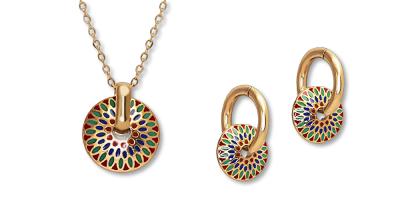Biżuteria z wielobarwną emalią: łańcuszek z wisiorkiem i kolczyki zapakowane w welwetowy woreczek 